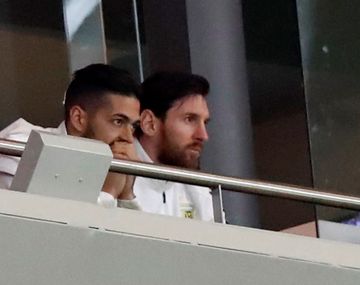 ¡No lo pudo soportar! El momento en el que Messi abandona el palco en plena goleada