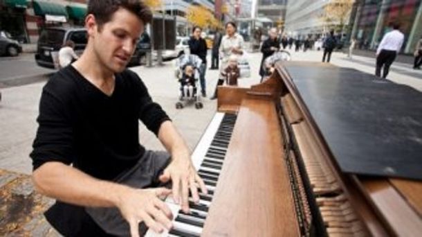 Dejó su trabajo y se fue a recorrer el mundo acompañado por... su piano