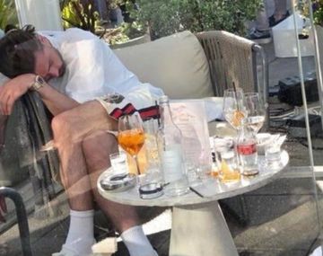 Escándalo en Inglaterra: Grealish fue fotografiado dormido en un bar en plena recuperación