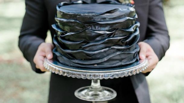 El pastel de bodas negro ya se luce en la mesa dulce