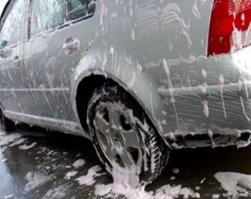 La lluvia mata a los lavaderos de autos y salva a los de ropa