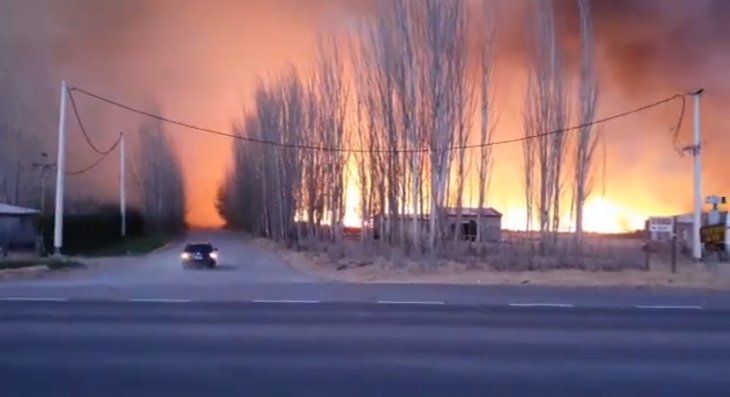Mendoza: impresionante video de un incendio provocado por el viento Zonda