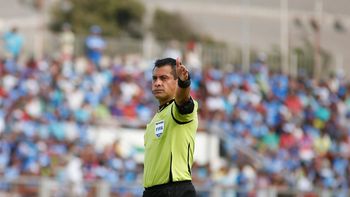 un chileno dirigira el debut de argentina en las eliminatorias para rusia 2018 un chileno dirigira el debut de argentina en las eliminatorias para rusia 2018