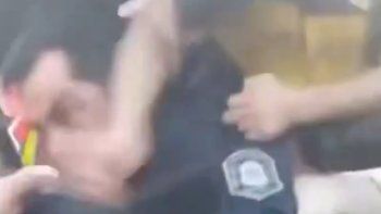 Vecinos de Avellaneda agreden a la Policía Vecinos de Avellaneda agreden a la Policía