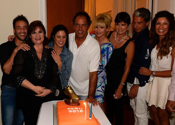Daniel Scioli festejó su cumpleaños 58 con una torta para no descuidar la campaña