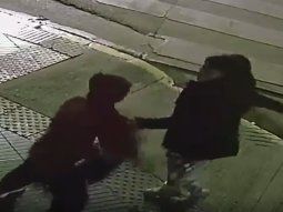 Impactante video: el momento en que la mujer apuñaló a su pareja en Belgrano
