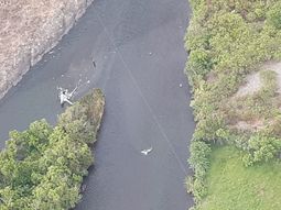 Peritos investigan la caída del helicóptero de Jorge Brito: apuntan a cables de una tirolesa