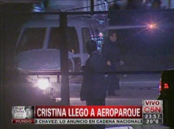 CFK viajó a Caracas junto a Mujica y decretó tres días de duelo