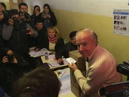 Carlos Menem votando en las últimas PASO