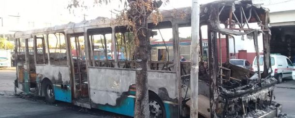 Hay cinco detenidos por ataques a colectivos durante el paro de este martes