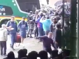 El Patón y su traspié en la entrada al estadio El Patón y su traspié en la entrada al estadio