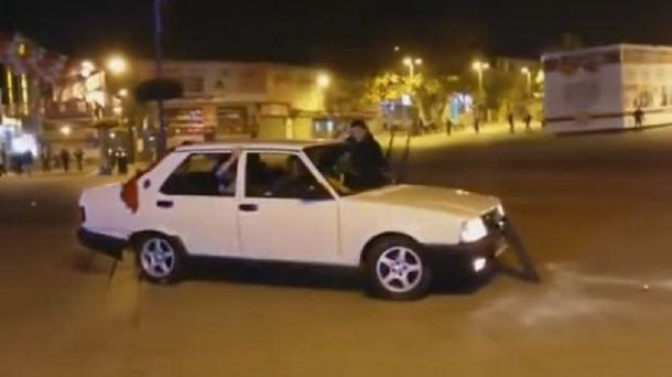 Hacía piruetas con el auto y espectador lo golpeó por atropellarlo