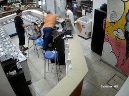 Brutal pelea entre empleados de una heladería y vendedores ambulantes