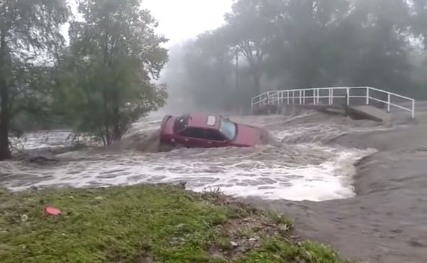 La corriente del río se llevó un auto en Córdoba en medio del temporal: mirá el video