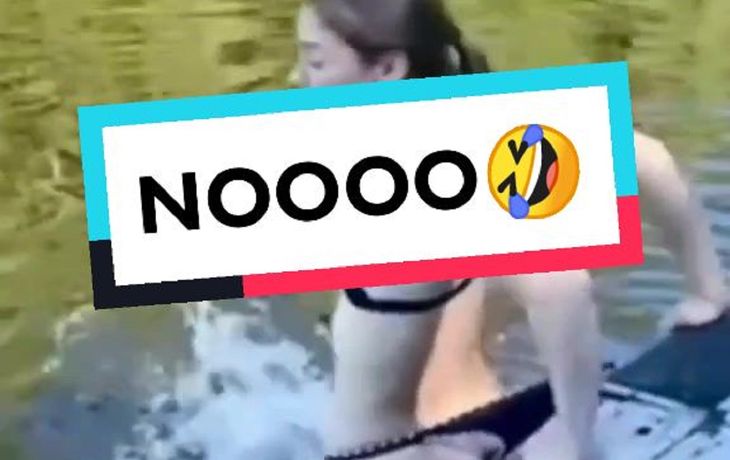 Se le enganchó la tanga de la bikini y cayó al agua desnuda