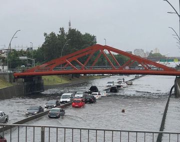 Diluvio en la Ciudad: calles inundadas y caos de tránsito