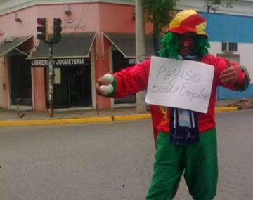 Un hombre disfrazado de payaso pidió trabajo en la calle y lo consiguió.
