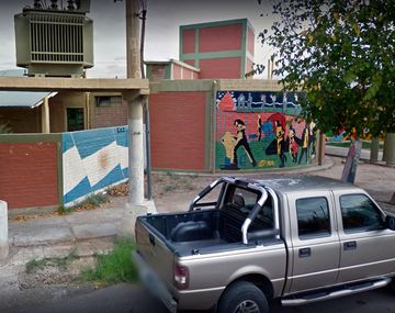 Una chica de 15 años va al colegio con custodia por las amenazas de su ex