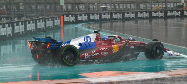 Charles Leclerc chocó contra el muro bajo la lluvia en la Sprint de Miami