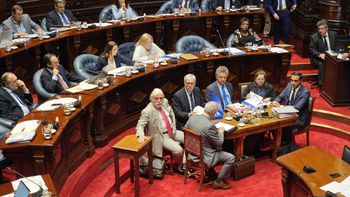 Los ministros Robert Bouvier y Karina Rando fueron interpelados por el Senado, al igual que el directorio de OSE. Los ministros Robert Bouvier y Karina Rando fueron interpelados por el Senado, al igual que el directorio de OSE.