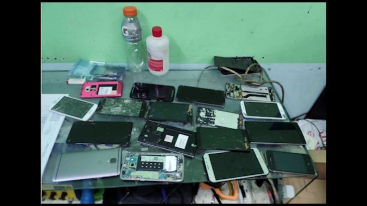 Clausuran locales y detienen a tres extranjeros por vender celulares robados