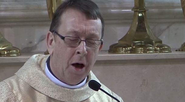 Furor en la web por el cura que sorprendió con un cántico en plena boda