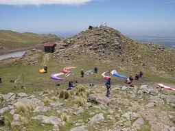 Murió una turista y un instructor al caer el parapente