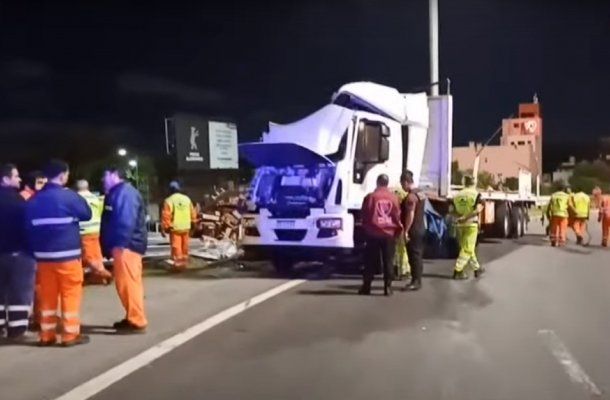Choque y vuelco en General Paz y Panamericana: un camión desparramó su carga