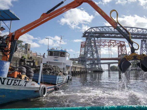 Más motosierra: despidieron a más de 250 empleados de Acumar