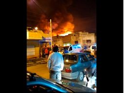 voraz incendio afecta una fabrica de velas en lanus voraz incendio afecta una fabrica de velas en lanus