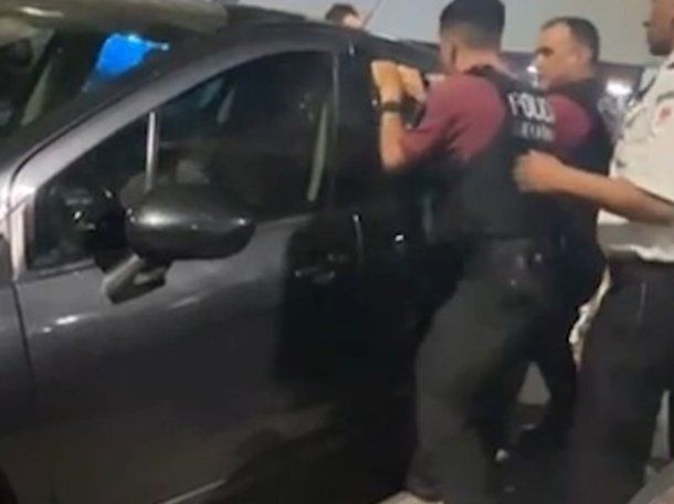 Shopping de Villa Devoto: la nena de 4 años estaba encerrada en el auto de sus padres Shopping de Villa Devoto: la nena de 4 años estaba encerrada en el auto de sus padres