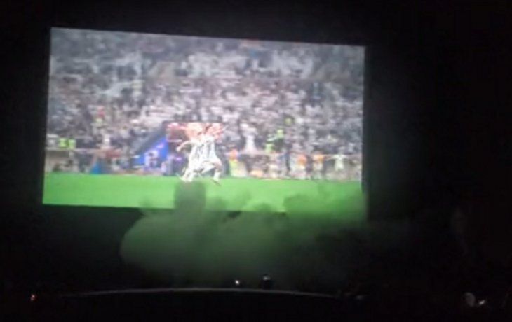 Un borracho abrió un matafuegos al final de Muchachos y evacuaron el cine