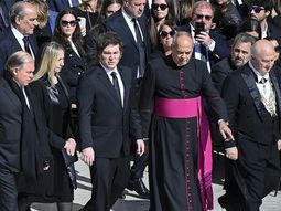 Tras el papelón y las exequias del papa Francisco, Javier Milei emprendió el retorno al país