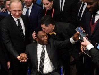 Maradona besa al astro brasileño durante su último encuentro en Rusia