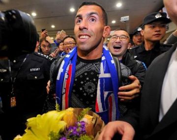 Tevez llegando a Shanghai