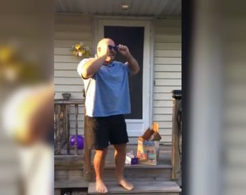 La familia de este papá le hizo un regalo a todo color