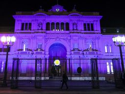 La Casa Rosada se tiñó de violeta, por la marcha de #NiUnaMenos