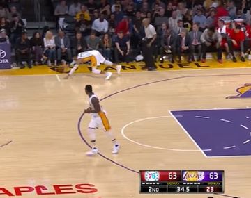 El base de Los Angeles se confió y terminó en el piso