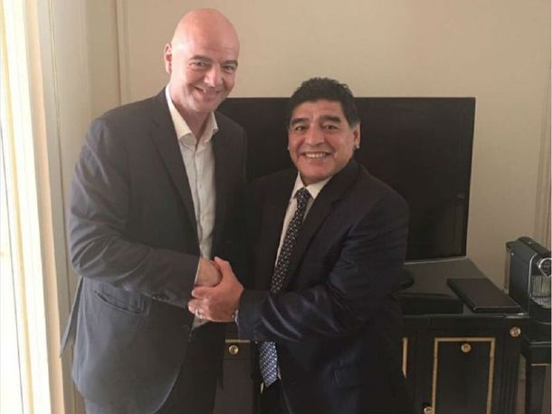 Se amigó con Infantino: Maradona será veedor de FIFA para supervisar la Súper Liga