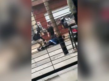 El motochorro fue atacado por vecinos y amigos de la víctima