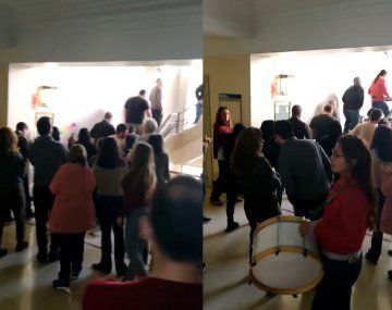 Trabajadores del Ministerio de Economía protestaron en medio de reuniones entre el Gobierno y el FMI