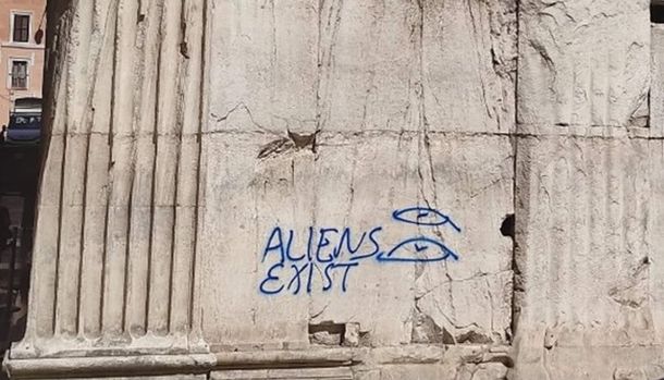 Italia: pintaron un grafiti pro aliens en el Panteón de Roma