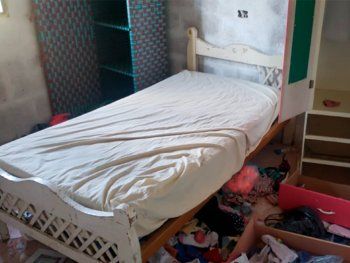 Les desvalijó la casa, se llevó hasta pollos de la heladera y los amenazó con un palo