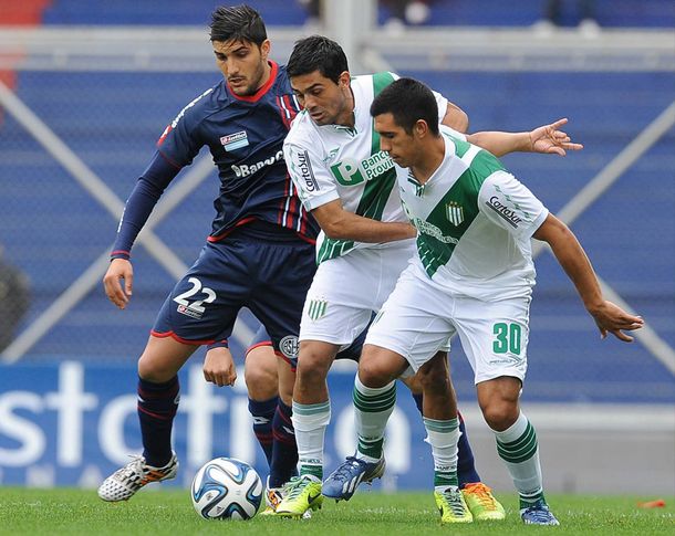 Banfield sorprendió a San Lorenzo y logró su primera victoria en el campeonato
