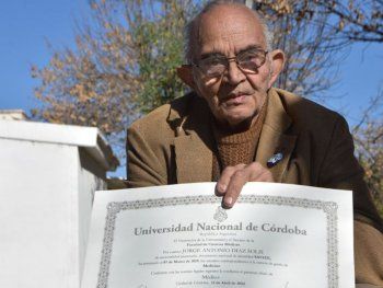 Jorge Antonio Díaz Solís se recibió de médico a los 78 años.&nbsp;