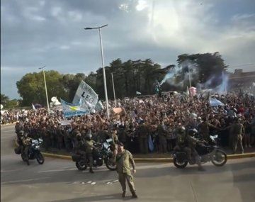 El Dibu Martínez mostró la multitud que los esperó en Ezeiza para acompañar a Lionel Messi en su despedida