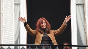 cristina kirchner saludo a la militancia desde el balcon de san jose 1111 cristina kirchner saludo a la militancia desde el balcon de san jose 1111