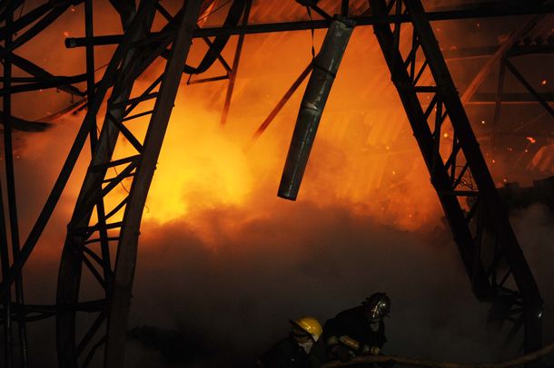 Bernal: 25 dotaciones de bomberos combatieron un incendio en una fábrica