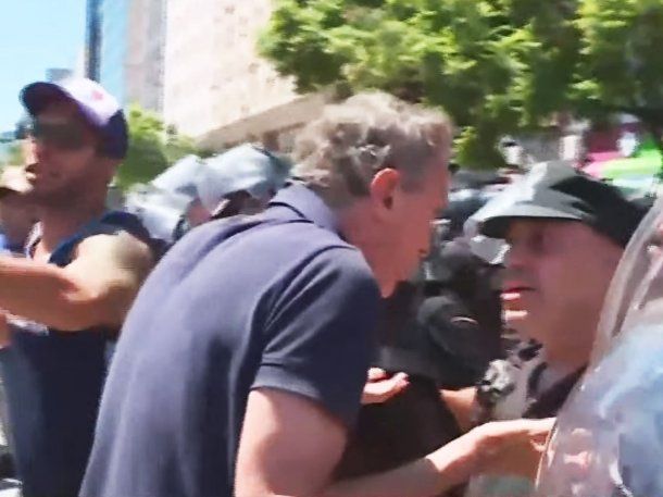 Video: así la Policía corrió a Gabriel Katopodis apenas llegó al Congreso