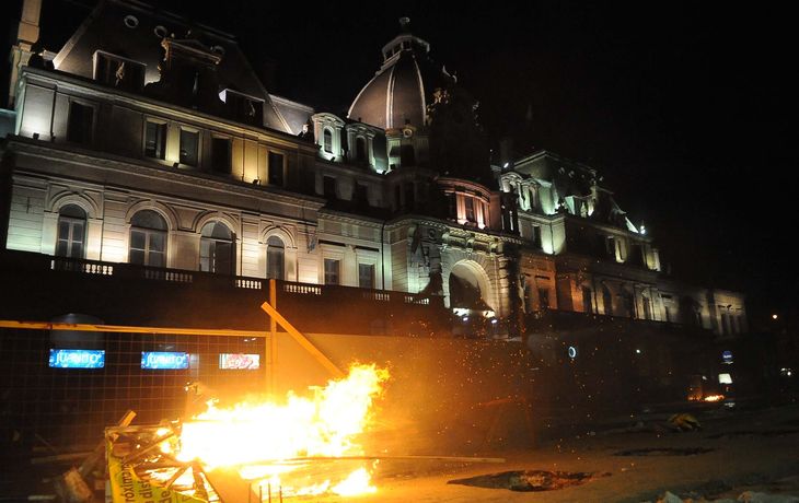 Hubo tensión y destrozos en Constitución por el paro